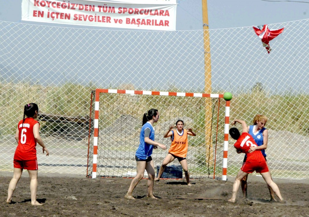 OKUN10005 59 - Köyceğiz’de plaj hentbolu